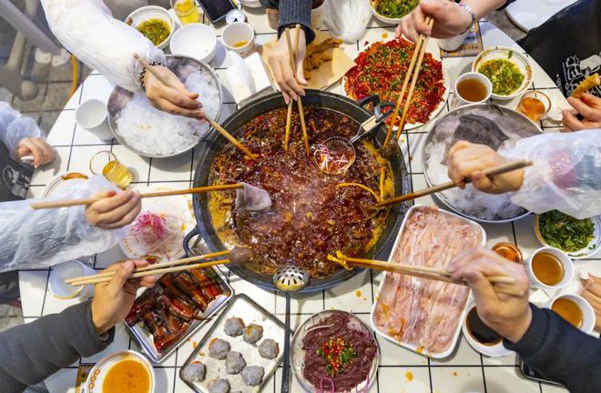 ！重庆火锅“涮出”3千亿大市场PG麻将胡了试玩平台热辣滚烫(图1)