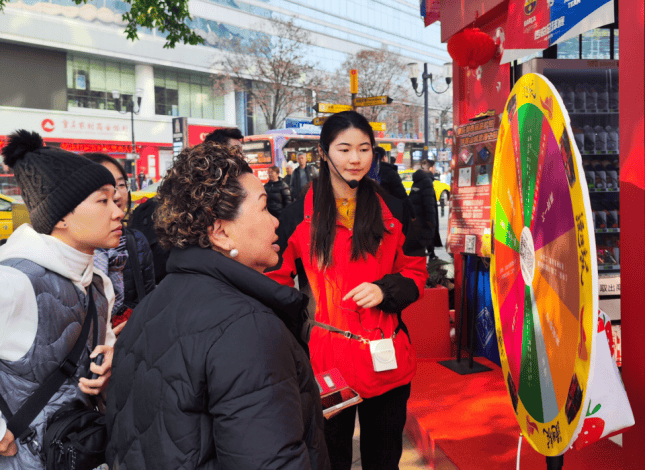 赏春晚分会场山城美景享多重贴心欢乐大礼PG麻将胡了2模拟器坐漫游重庆观光巴士(图2)