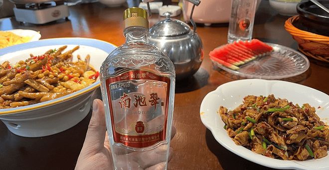 成都吃美食喝美酒回国后却集体破防！PG电子麻将胡了大量乌克兰游客涌入(图2)