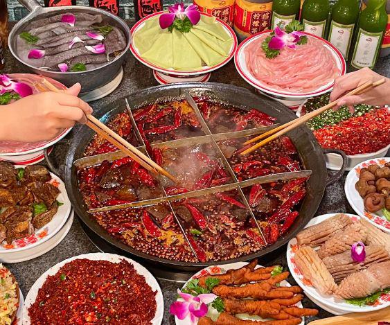 旅游：重庆火锅城市记忆的辣味麻将胡了试玩平台旅途贵宾会员